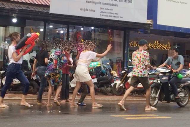 カンボジアのクメール正月・水かけ祭り