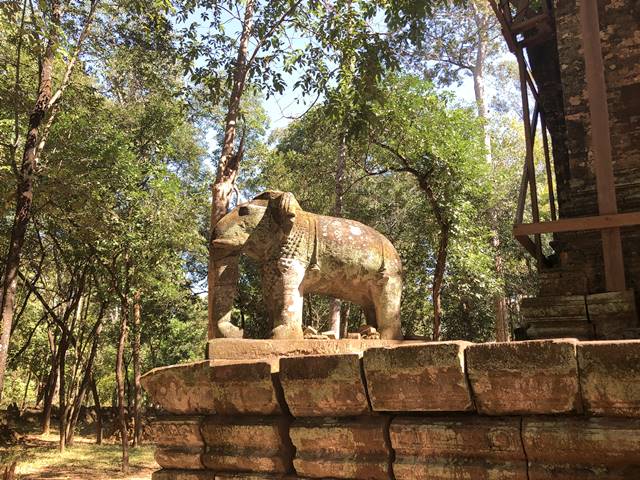 コーケー遺跡「プラサット・ドムライ」お札にも描かれる象の像