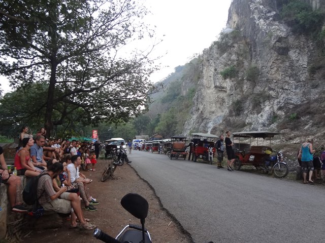 ワット・サンポウの洞窟の前でコウモリ待ちをする観光客