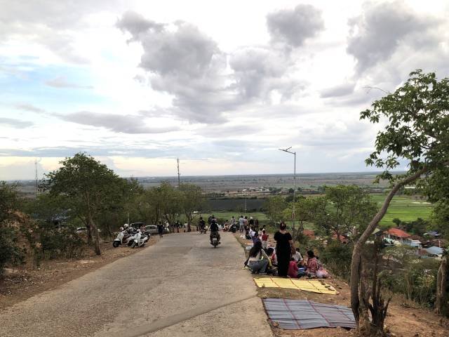 プノンクロムでのんびりする地元の人々