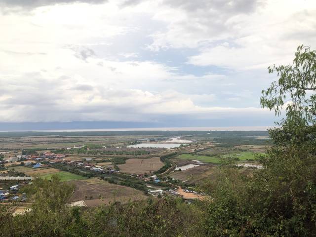 プノンクロムから見えるチョンクニアのボート乗り場
