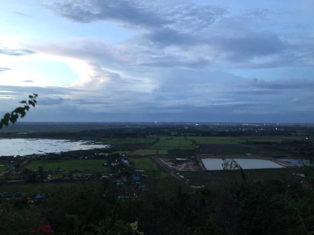 プノンクロムから見える観覧車の「アンコールアイ」