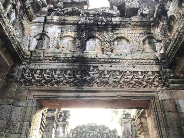 「プリアカン遺跡」踊り子のテラスの13人の踊るアプサラ