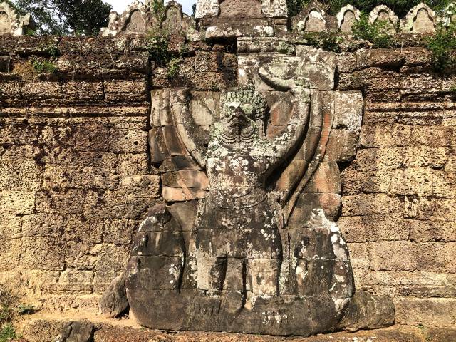 「プリアカン遺跡」ナーガを踏むガルーダの像