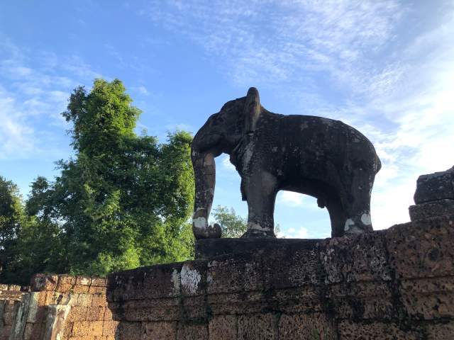 大回りコースの東メボンの象の彫刻