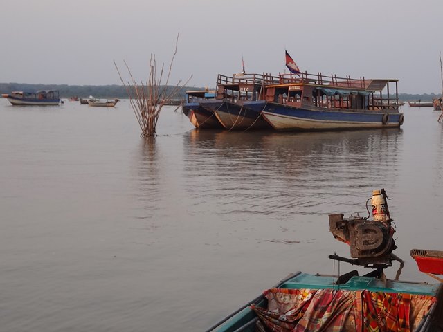 トンレサップ湖に浮かぶカンボジアの国旗の付いたボート