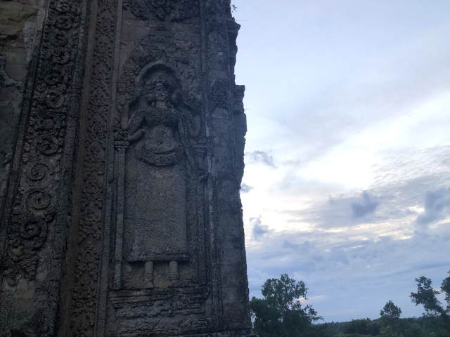 プレループ遺跡の4つの顔を持つレリーフ