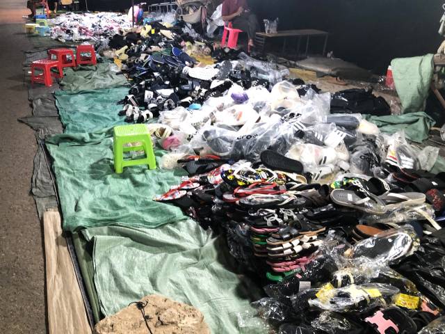 「キョンギュウ」(プラウ・ホックサップ」で売られる靴・サンダル