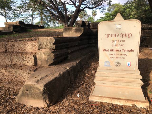 「ワット・アトヴィア」遺跡の石碑