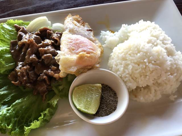 人気のクメール料理「ロックラック」