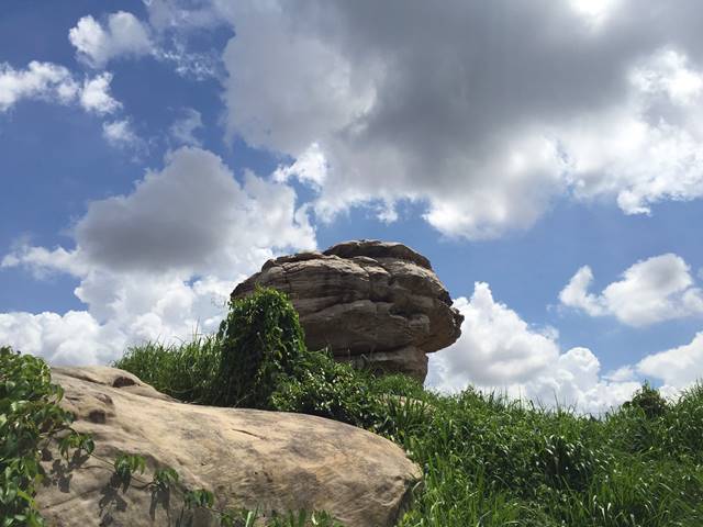 不思議な巨大岩が写真映えする「プーンタノン」