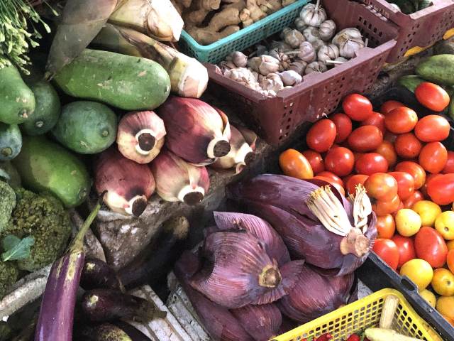 市場に売ってるバナナの花