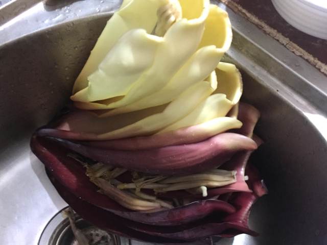 バナナの花の剥いた皮