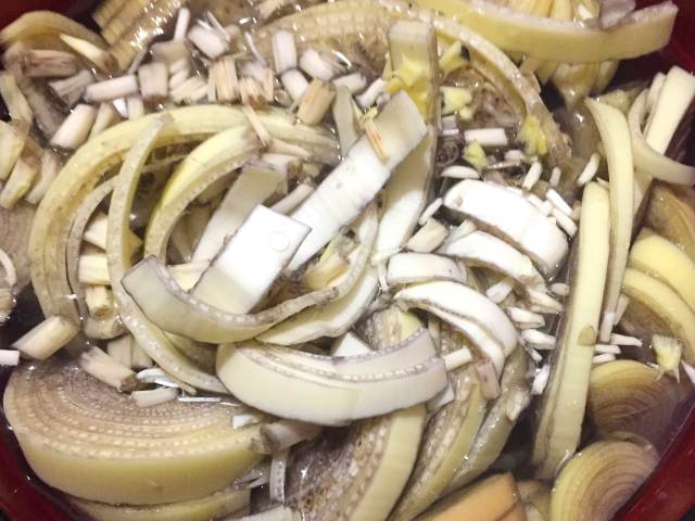 バナナの花を小さくカットする