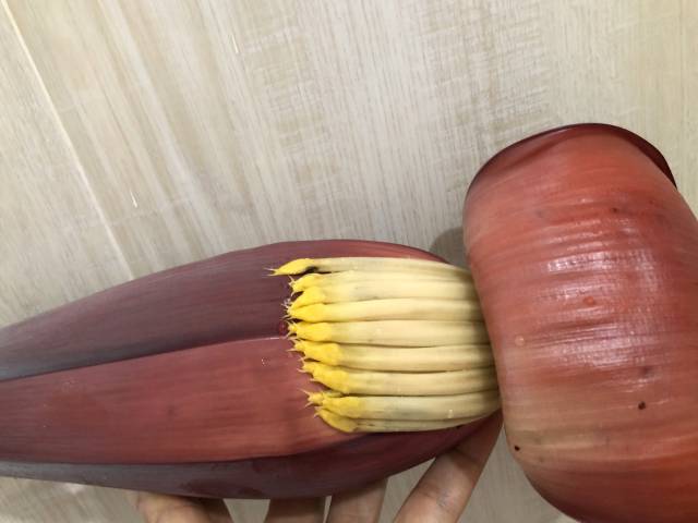 バナナの花の皮を剥いたところ