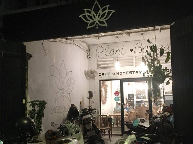 「Sacred Lotus Plant-Based Café X Homestay」の入り口