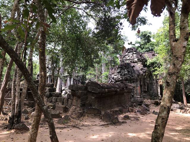 崩壊の進んだ隠れた小規模遺跡「Banteay Ampil Temple」