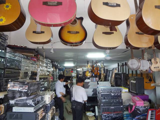 カンボジアの楽器屋２