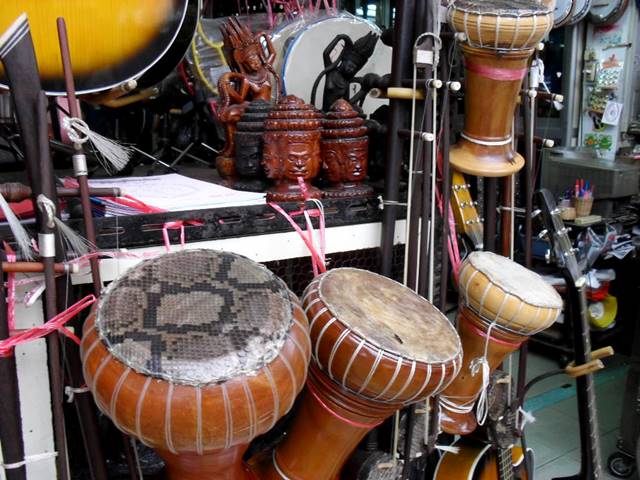 カンボジアの楽器屋で売られる伝統楽器