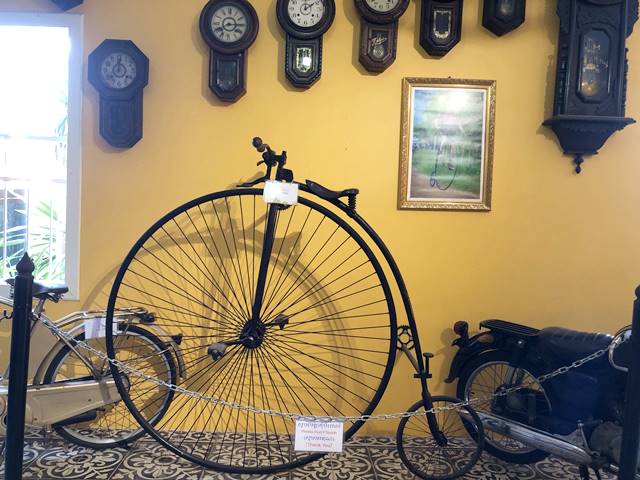 「Vimean Sokha Museum」の大きな車輪をもつ自転車