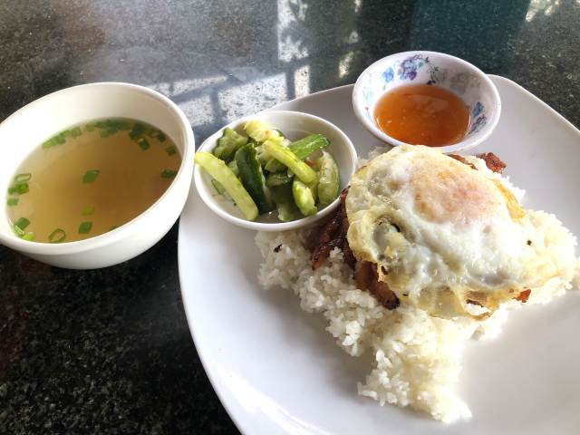 ワットボー通りにあるこちらも地元人に人気な目玉焼きバージョンの「バーイサイッチュルーク」