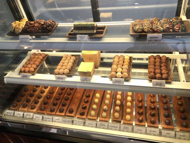 「Temple of Cacao Cambodia」ショーケースのチョコ